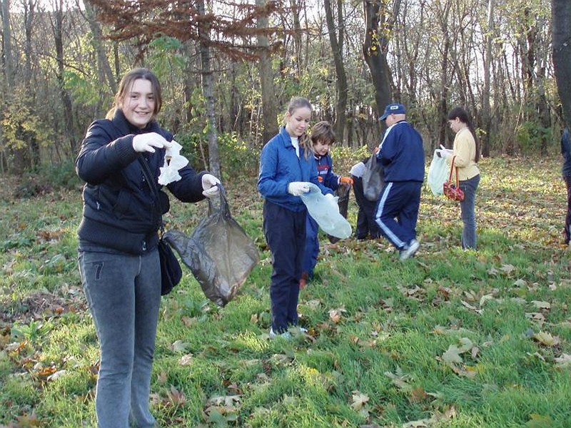 Младите еколози почистиха в парк Кенана