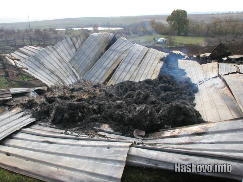 Остатъците от пожара в село Елена