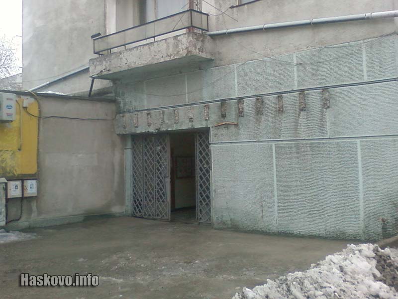 опасната козирка беше премахната от Гражданска защита