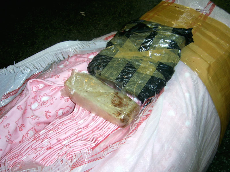 Пакетите с хероин са открити сред платовете в камиона