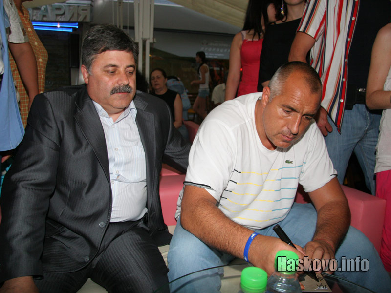 Бойко Борисов раздава автографи в Хасково