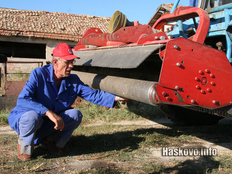 Демир Сарафов показва машината