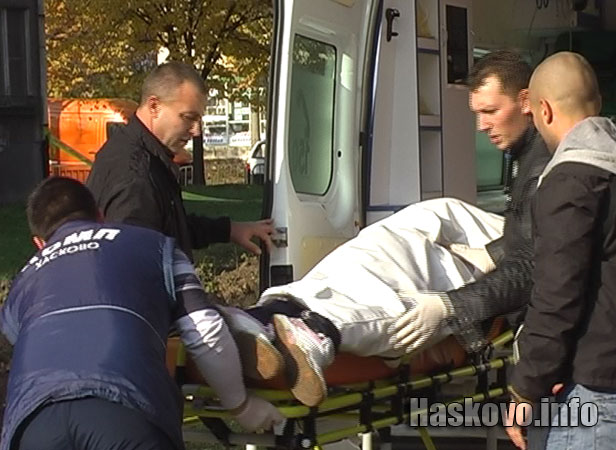 Качват трупа на Митко в линейката