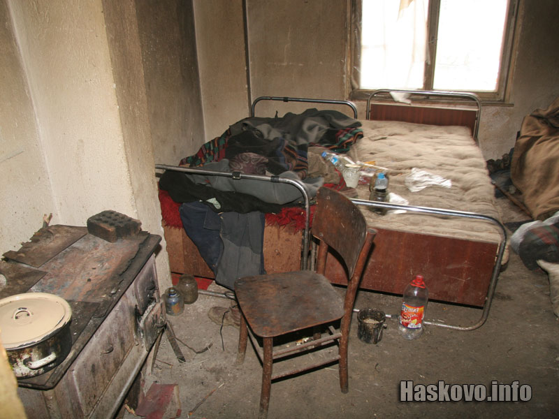 Възрастната жена под юргана