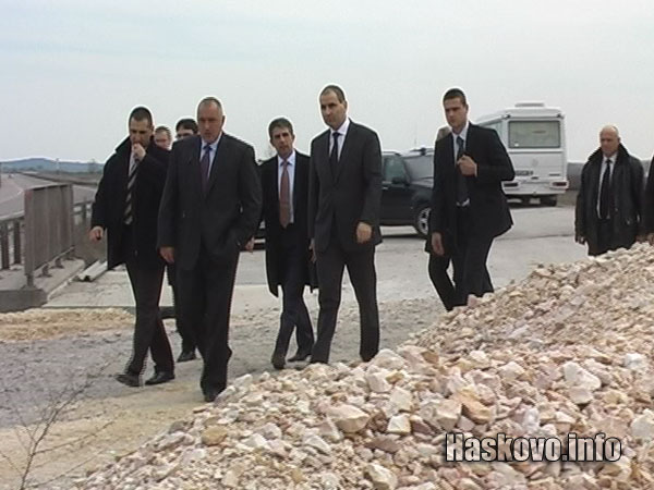 Бойко Борисов и куп министри инспектираха магистралата през март