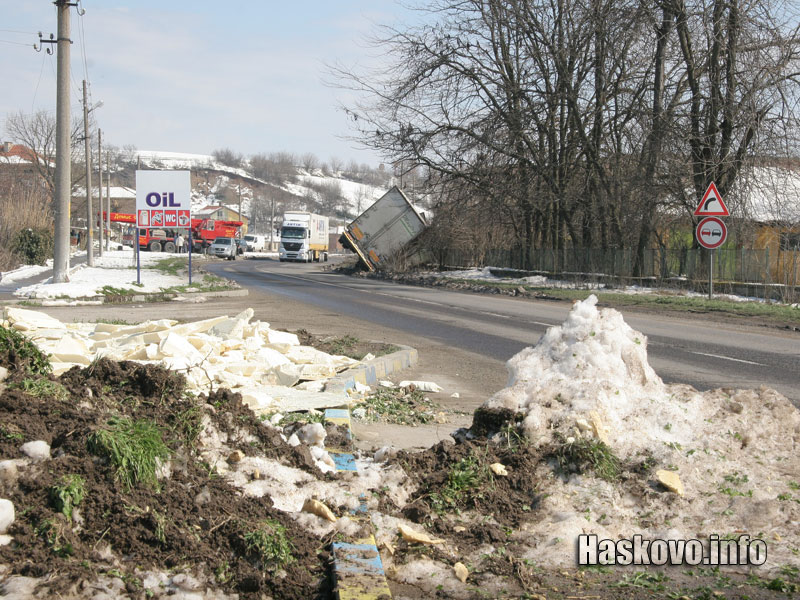 Обърналият се тир бе на метри от мястто, където преди дни друг влезе в двор на къща