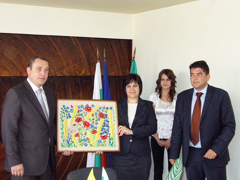 Зам.-кметът на Южний подари на Димитровград картина