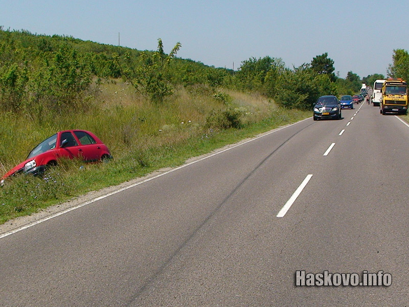 ... два автомобила са излетели в канавката