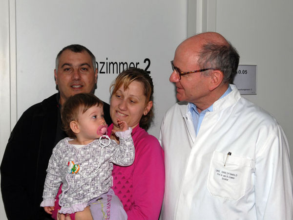 Малката Лили с родителите си