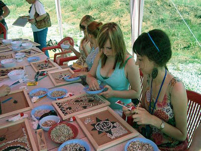 Миналата година младежите изработваха мозаечни пана край антична вила Армира