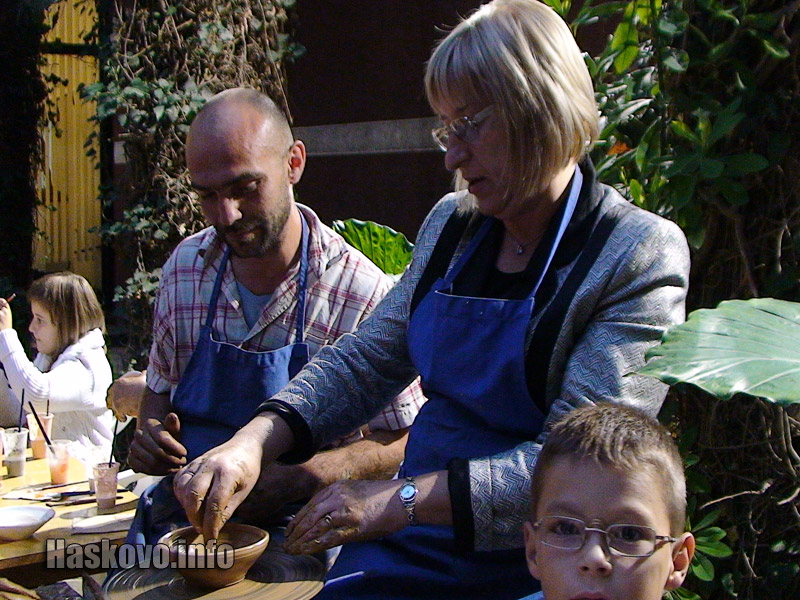 Цецка Цачева като грънчар