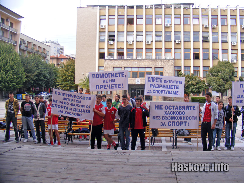 Вместо да ритат топка, малките футболисти поискаха помощ