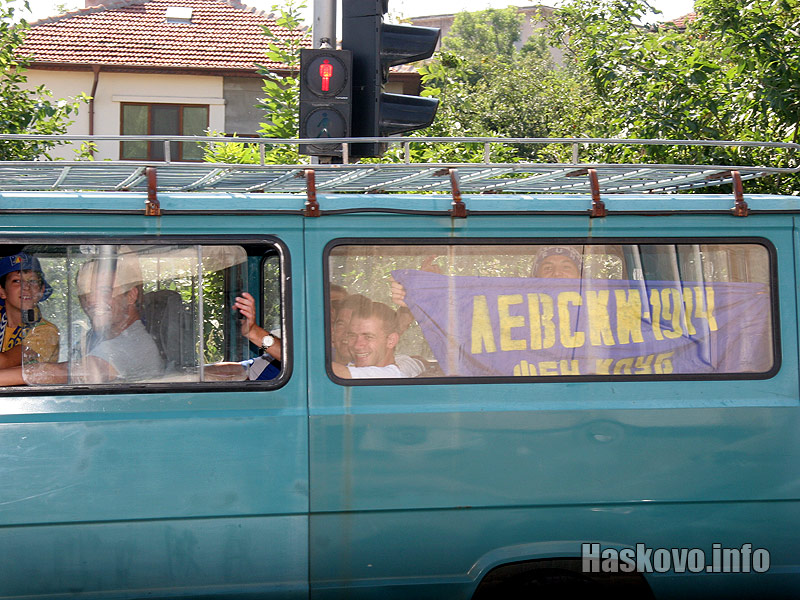 Единият от бусовете Единият от бусовете