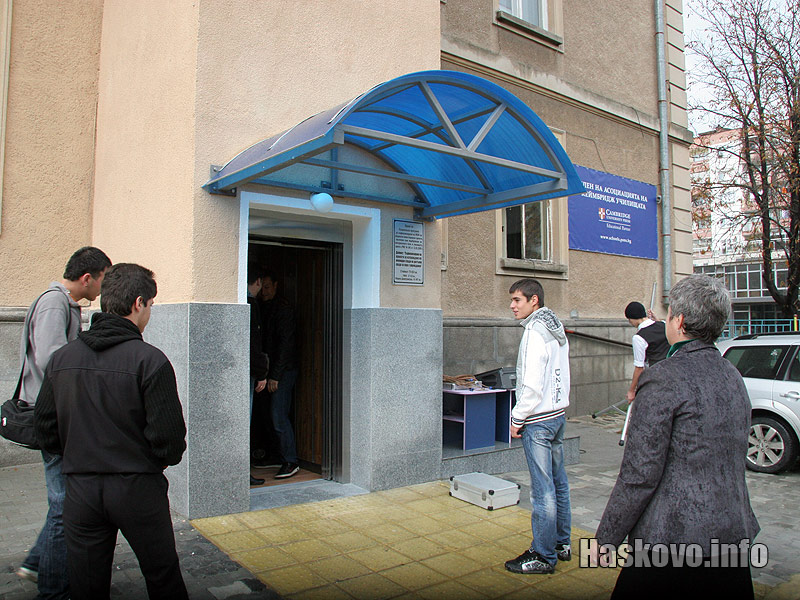 В асансьорът се влиза и от вътре и от вън