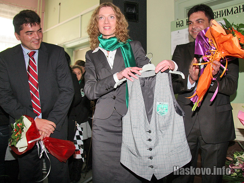 Милена Дамянова получи като подарък униформата на гимназията