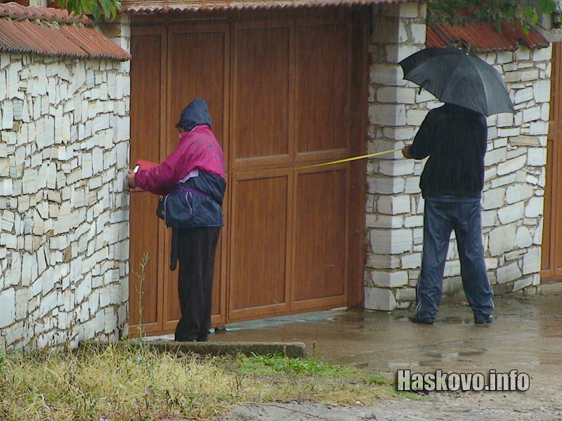 Служителите на ДНСК цяла седмица мериха имотите в Ставри Димитрово, снимки Георги Даскалов