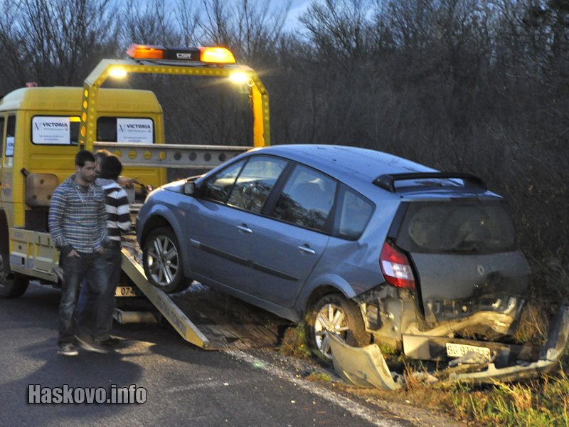 Сърбинът и сина му до катастрофиралата кола