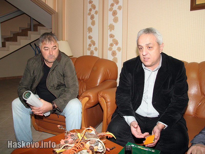 Антон Попов (в дясно)