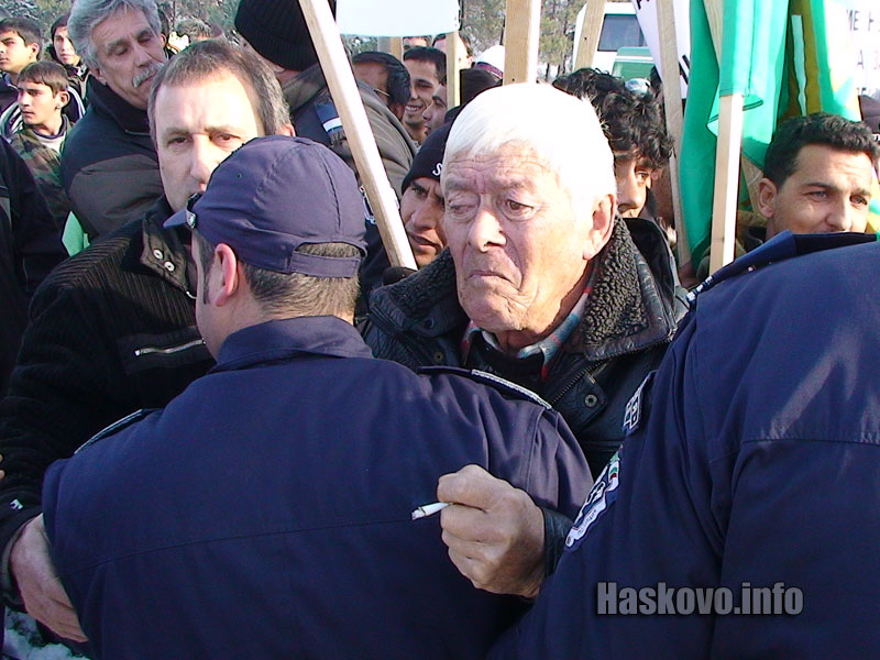 Полицията спря протестиращите Полицията спря протестиращите