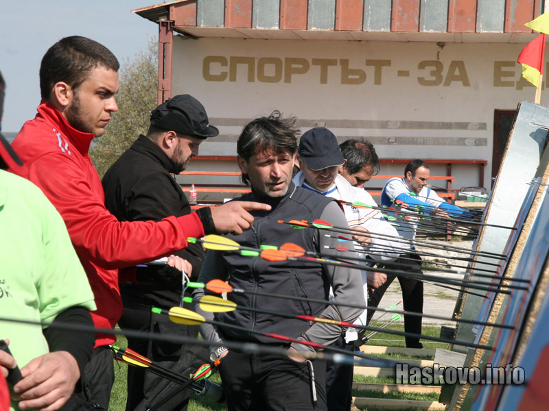 Павел Иванов (в червено)