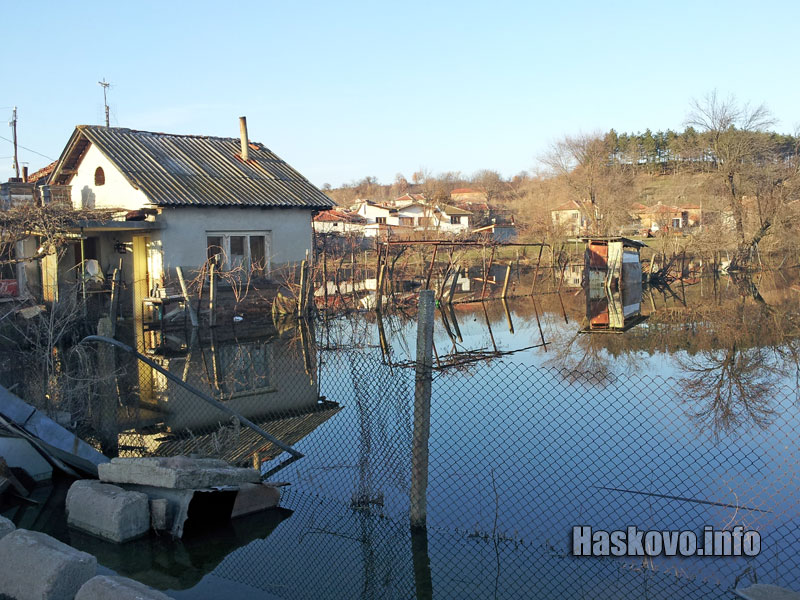 Стойково още под вода