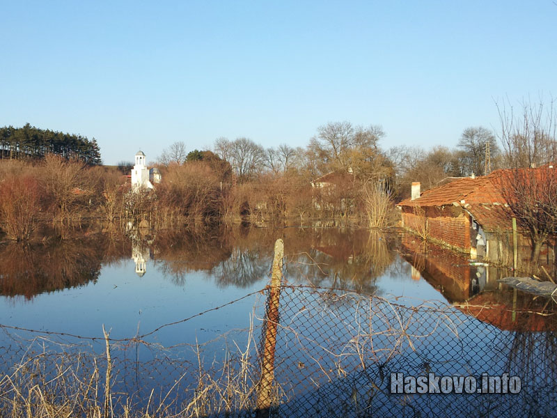 Стойково още под вода