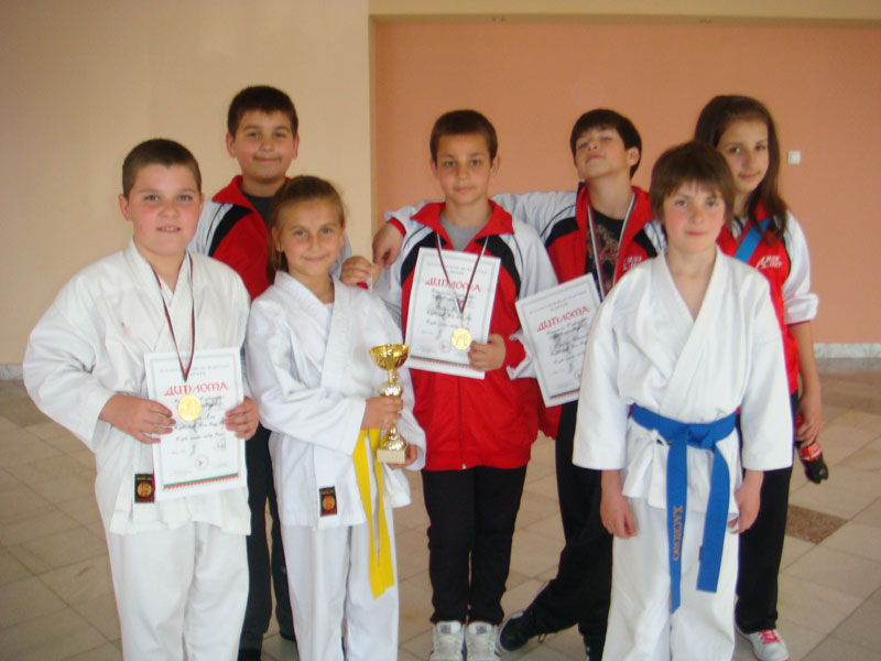 Каратистите