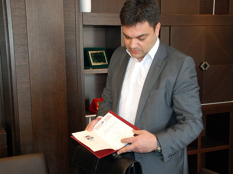 Иво Димов показа на пресконференция диплома