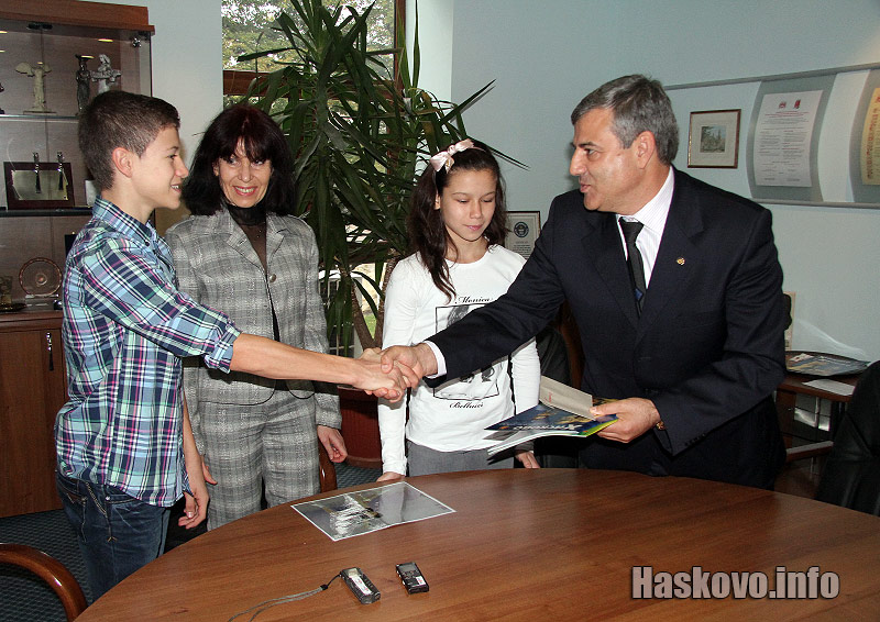 Връчването на пликовете