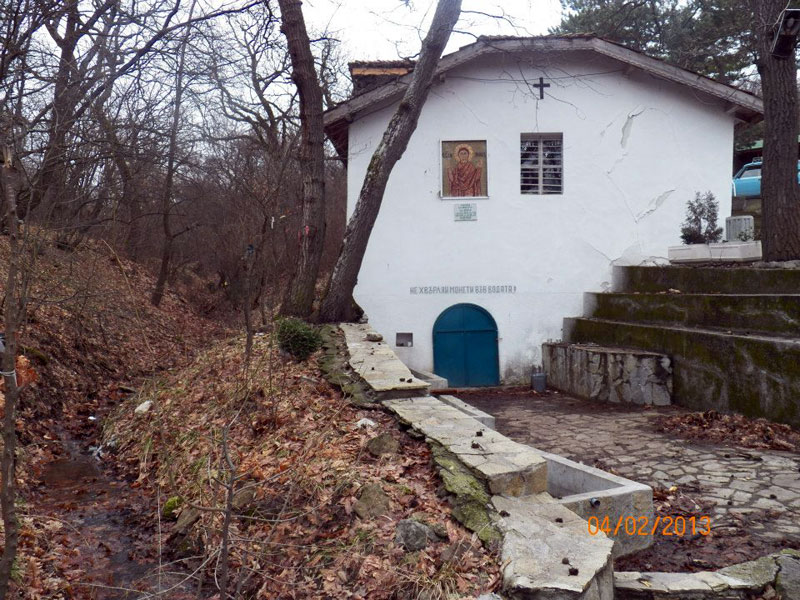 Параклисът с аязмото в Тракиец