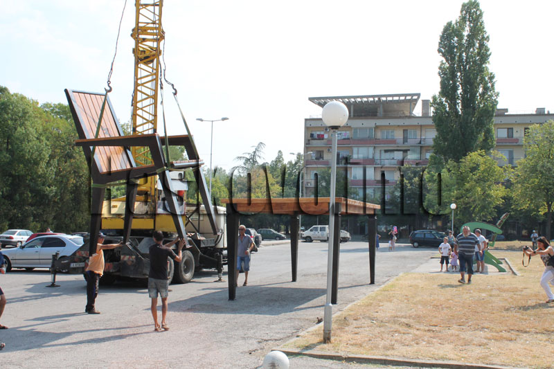 Гигантската маса и стол