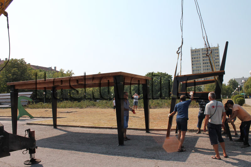 Гигантската маса и стол