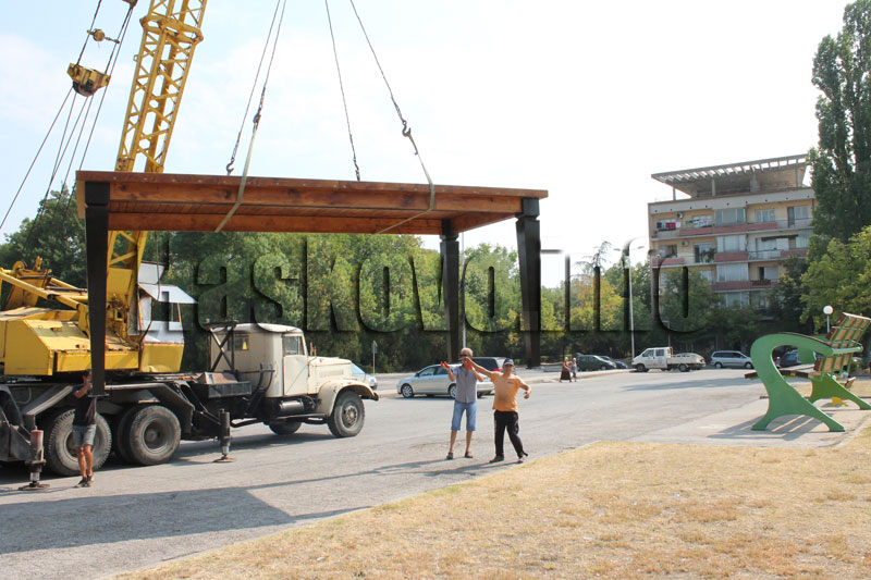 Гигантската маса и стол