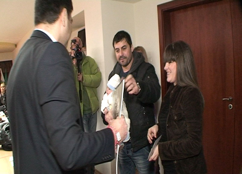 Новородени