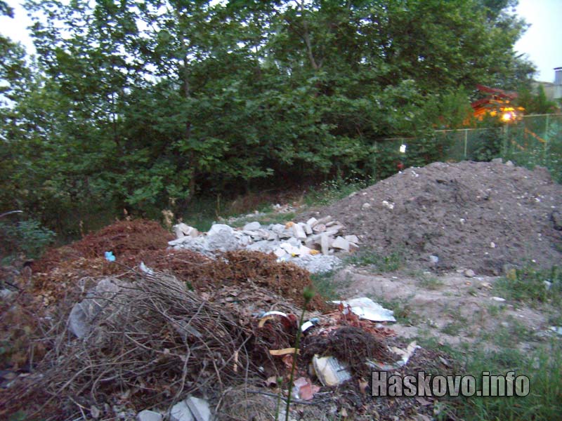 Боклуците край Тенис кортовете