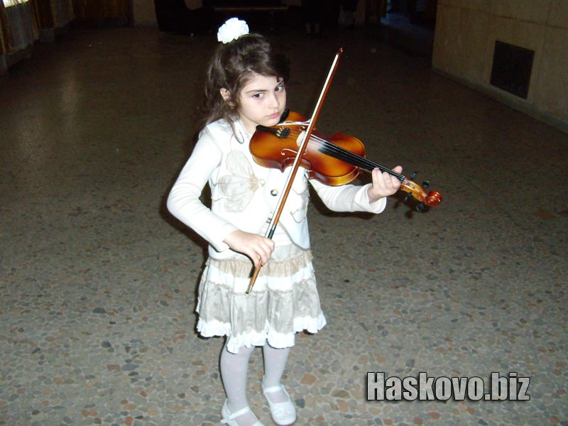 7-годишната Кармен Телфеян от Пловдив свири от 6 месеца, но вече е спечелила грамота от Фестивал на руската песен 7-годишната Кармен Телфеян от Пловдив свири от 6 месеца, но вече е спечелила грамота от Фестивал на руската песен
