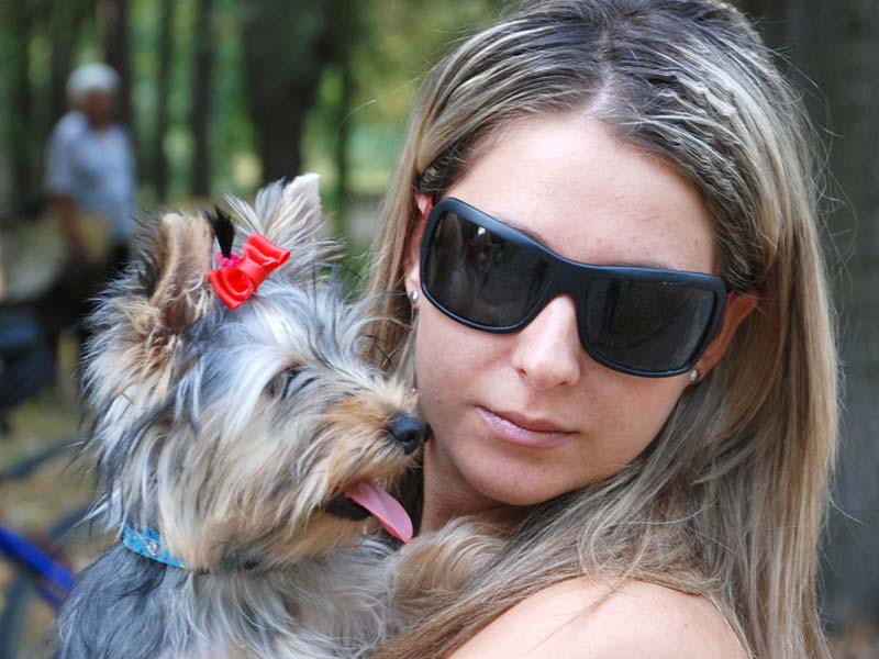 Председателката на новата секция Деница Атанасова със своя любимец