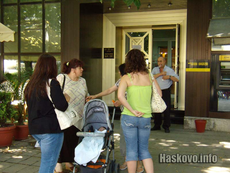 Чакащи да платят сметките си има дори и пред входа на касовия салон