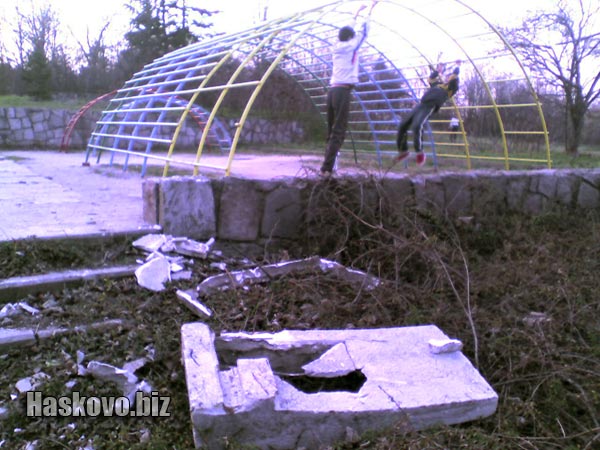 Детската площадка в началото на парка на Ямача е в ужасно състояние