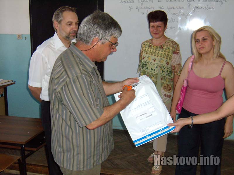 След като темата стана ясна пликът беше отворен в присъствието на родители