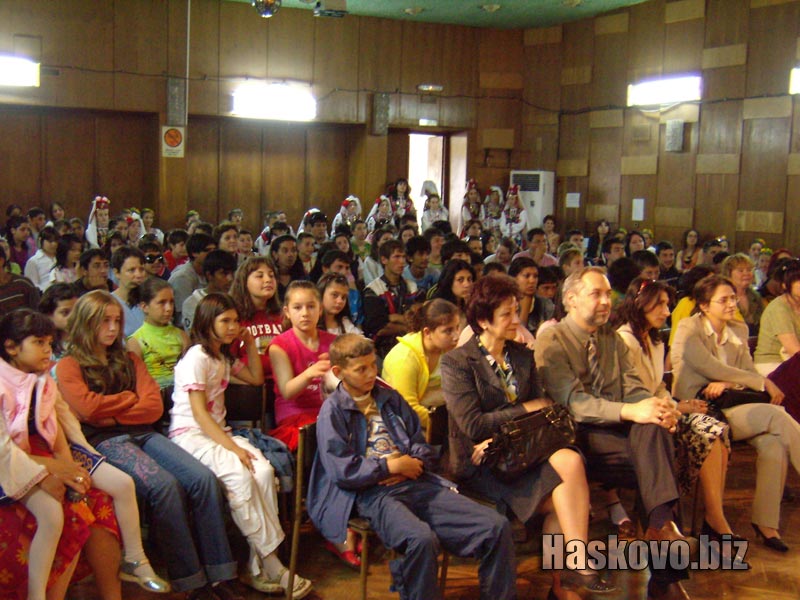 Гостите от РИО и публиката се забавляваха с изпхълненията на участниците