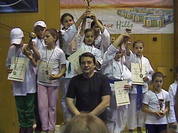 Отборът на момичетата на първо място