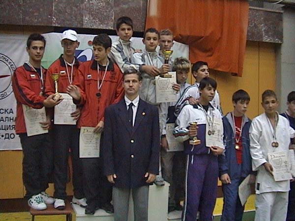 Каратистите и треньора им