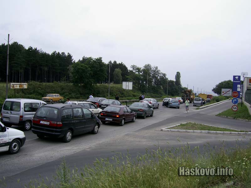 Колоната от чакащи коли