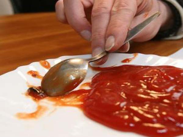 Кетчупът, в който Мариян твърди, че е намерил хлебарките