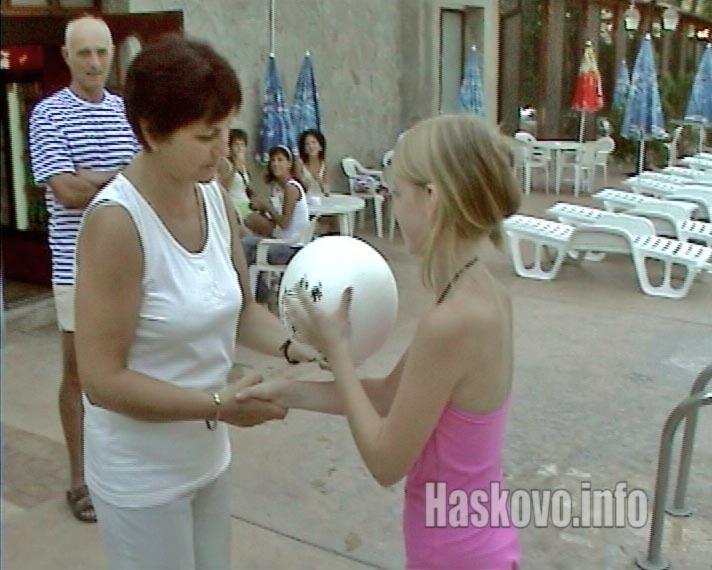 Директорката Славея Костадинова връчва награда на малката футболистка Карина