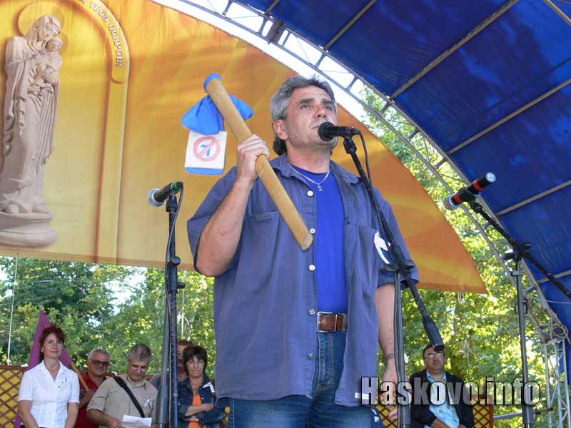 Марио Бисеров показа сопата, с която трябва да бъдат бити некадърните управляващи