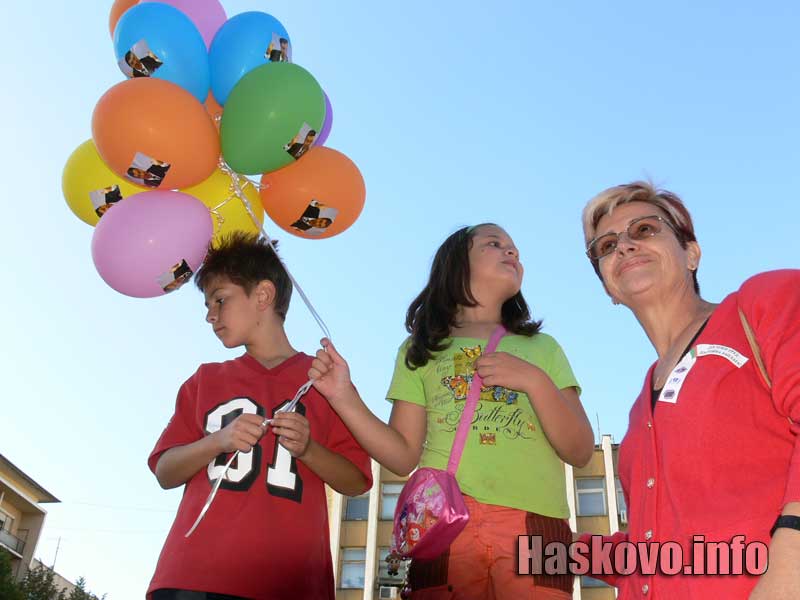 11 балона излетяха в небето над Хасково, както учителите искат да излети министърът на образованието