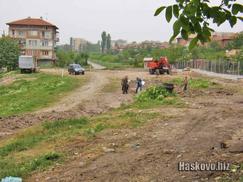 Оградата затваря дворовете към алеята