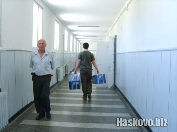 Директорът на ПГДС Александър Батимов инспектира разпределението на климатиците